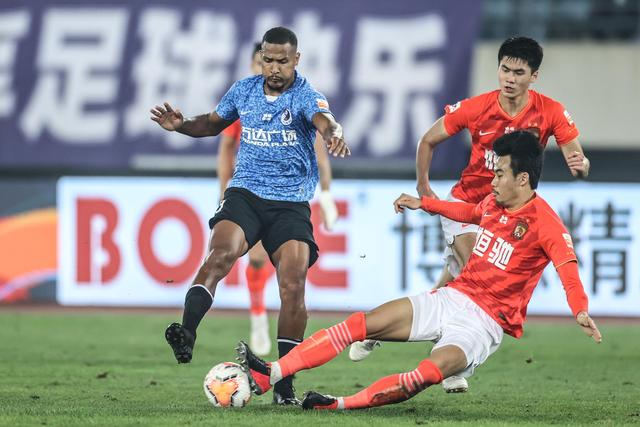 成都蓉城多事之夏 陷入巨大争议漩涡引球迷关注
