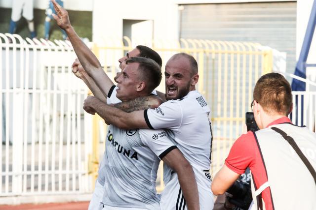 梅西社交媒体晒图 球场边悠闲喝茶发型梦回2018